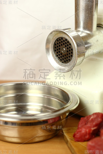 用绞肉机绞碎牛肉