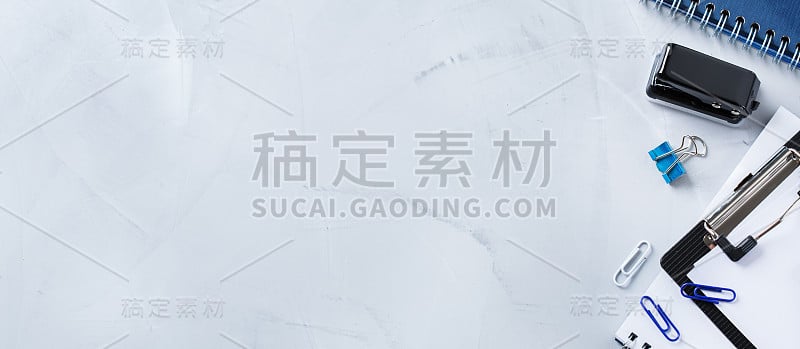 各种学校用品，蜡笔，笔