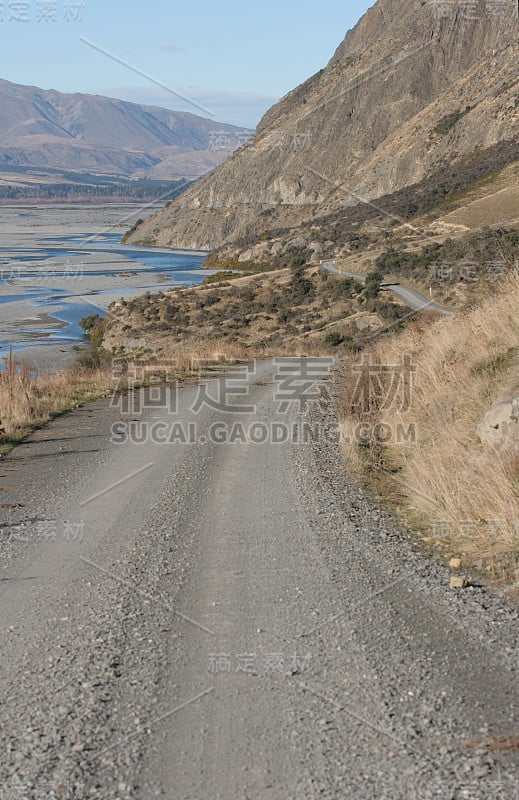 河谷上方的乡村公路