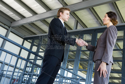 商人与女商人握手