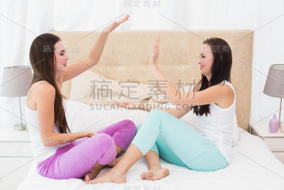 漂亮的朋友在床上乱搞
