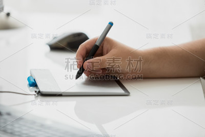 图形设计师在数字图形板上绘图的色调照片