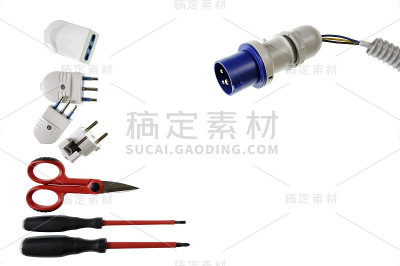 从上面靠近电气装置的工作工具和组件，隔离在白色背景上