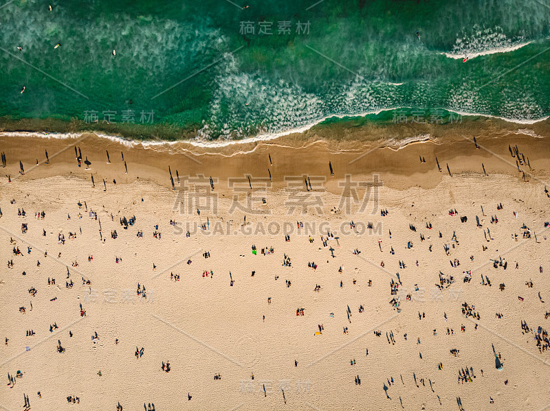 俯视图无人机空中活泼的邦迪海滩在一个阳光明媚的夏日