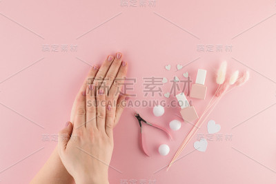 美丽的女性双手水疗程序后的皮肤护理和美丽的美甲。