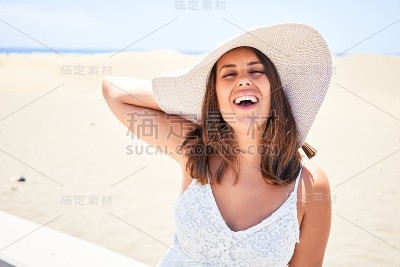 年轻美丽的女人微笑愉快地享受夏天在马斯帕洛马斯沙丘海滩