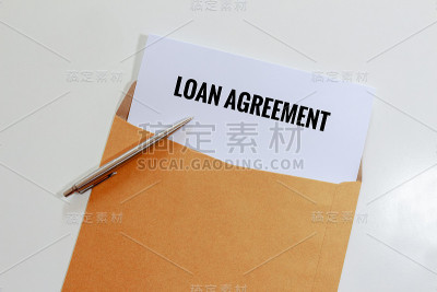 贷款协议装在信封里，笔放在桌上
