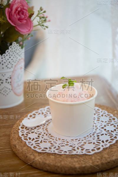 碗里的冰淇淋勺