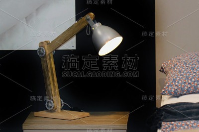 床头柜上的复古灯