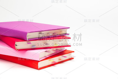 一堆彩色封面的书孤立在一片白色