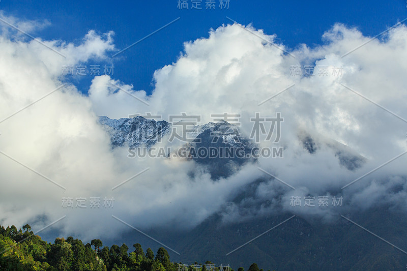 白雪覆盖的山脉和岩石嶙峋的山峰