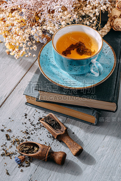 温暖的茶和一本书在阳光下