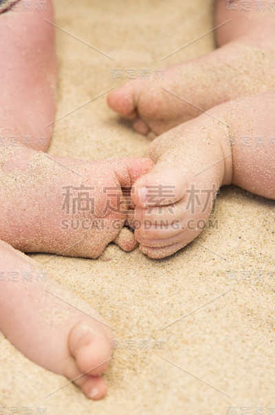 沙坑里双胞胎的脚趾