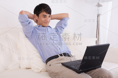 英俊的年轻人双手放在脑后放松