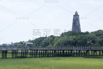 秃头灯塔和桥