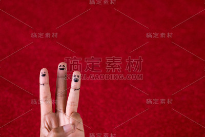 红色背景，手指和可爱的微笑艺术概念