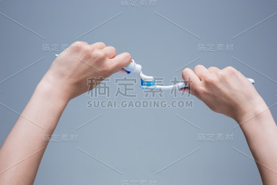 女人手里的牙刷是灰色的