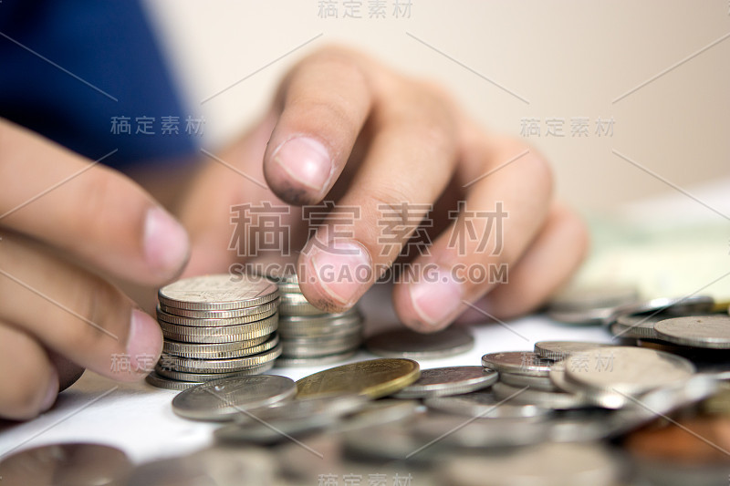泰国币和男孩的手