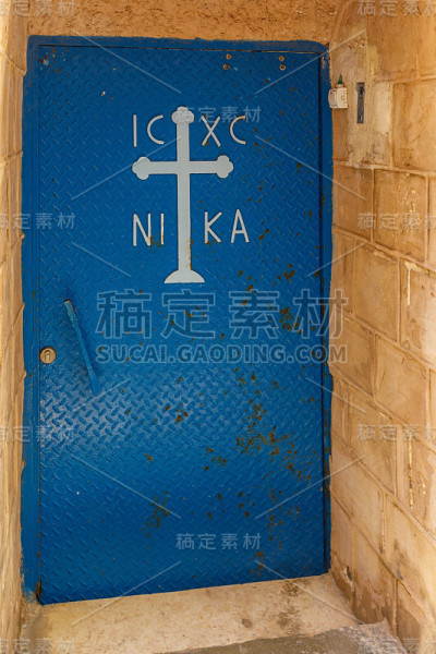 古蓝色金属门