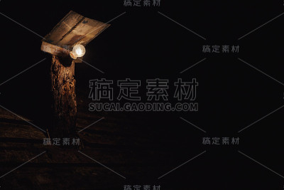 木柱上的灯泡