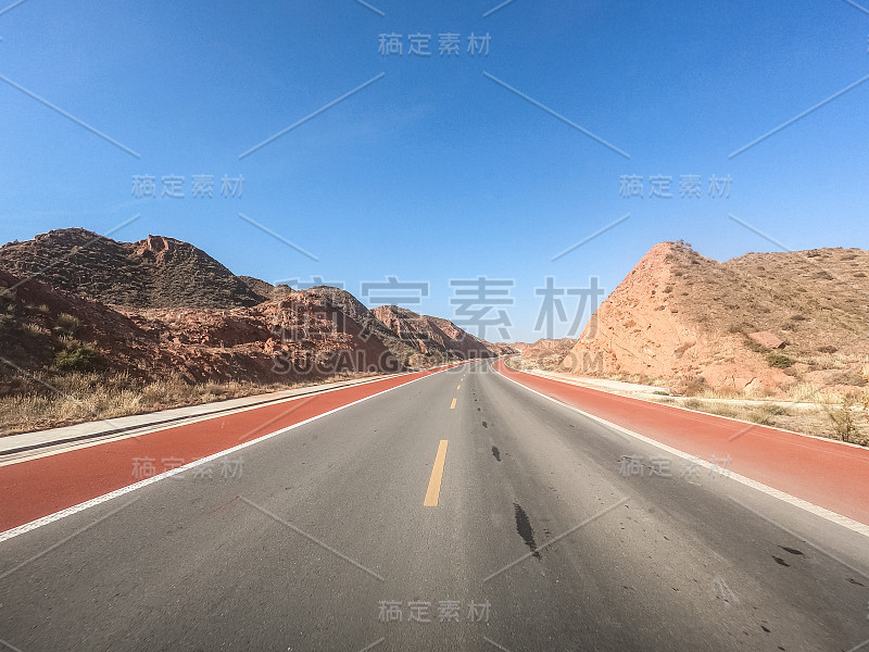 中国西北部的沙漠道路