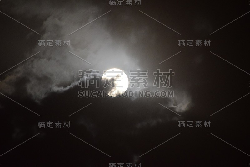 在天空中多云的夜晚，满月的景象