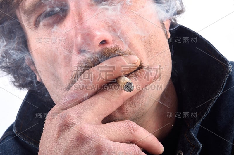 一个男人在白色背景上吸烟的肖像