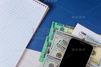 1040美国个人所得税申报表刺激经济退税支票与我们的钱，手机，螺旋记事本