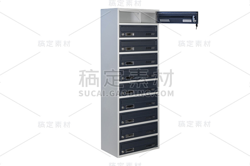 公寓里的邮箱。公寓中心有可锁的金属信箱。邮箱在白色背景孤立