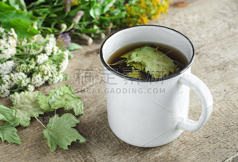 一大杯凉茶(冲泡)，加入干黑醋栗叶