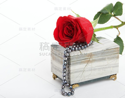 红玫瑰躺在黑珍珠的盒子上