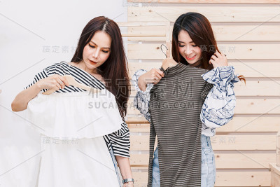 在商店试穿衣服的女人
