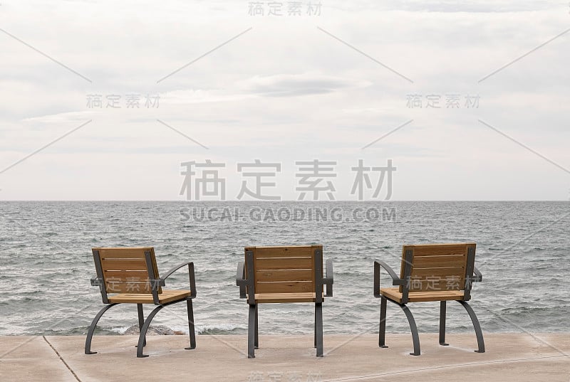 海景长廊上的椅子