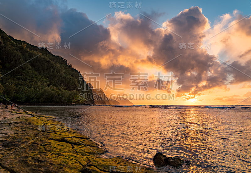 夏威夷考艾岛纳帕利海岸后退山脉上的日落