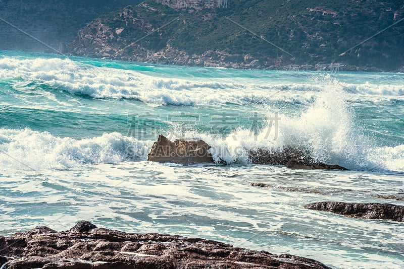 海浪拍打着费罗港海岸的岩石