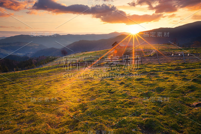 阳光明媚的早晨山区乡村景观