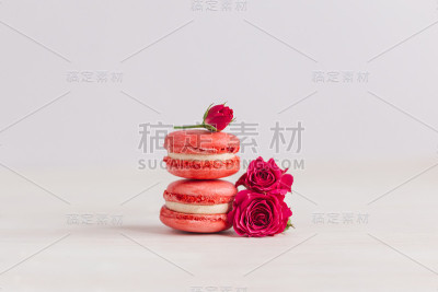 美味的法国马卡龙，粉红玫瑰，白底。