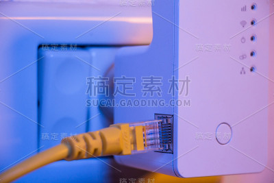 将以太网线插入墙上的电源插座中的WiFi扩展器设备