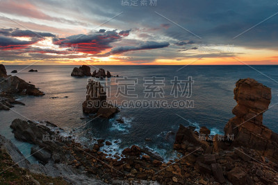 夕阳西下，靠近Portio海滩的大西洋海岸线。