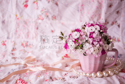 花织物和粉红色的花