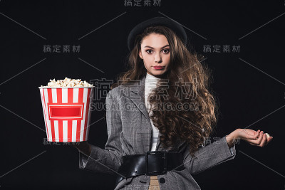拿着爆米花看镜头的女人