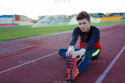 年轻运动员在训练中做练习