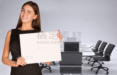 拿着纸的女商人