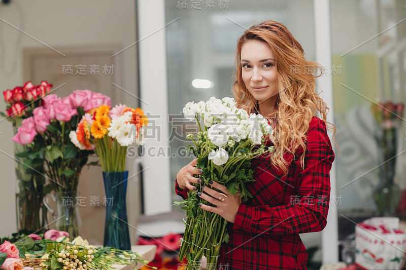 年轻漂亮的花店女店员在一家花店工作