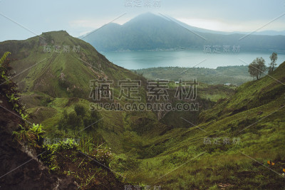 美丽的山在晨雾中，巴图尔，巴厘岛，印度尼西亚