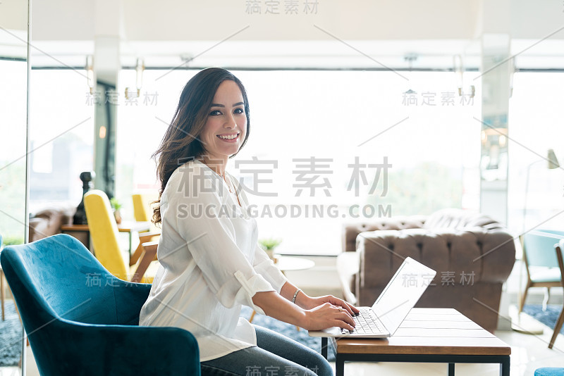 在办公室使用笔记本电脑的可爱女人