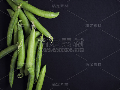 豌豆在豆荚孤立在黑色