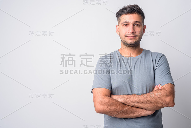 年轻英俊的波斯男子双臂交叉的肖像