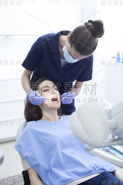 牙科诊所的女病人