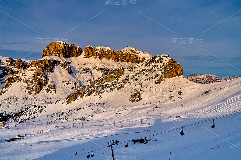 美丽的塞拉隆达全景-欧洲最大的滑雪旋转木马-滑雪四个最著名的通道在白云石(意大利)，非凡的雪峰白云石